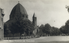4632 Gezicht op de St.-Aloysiuskerk (Adriaen van Ostadelaan 2) te Utrecht.